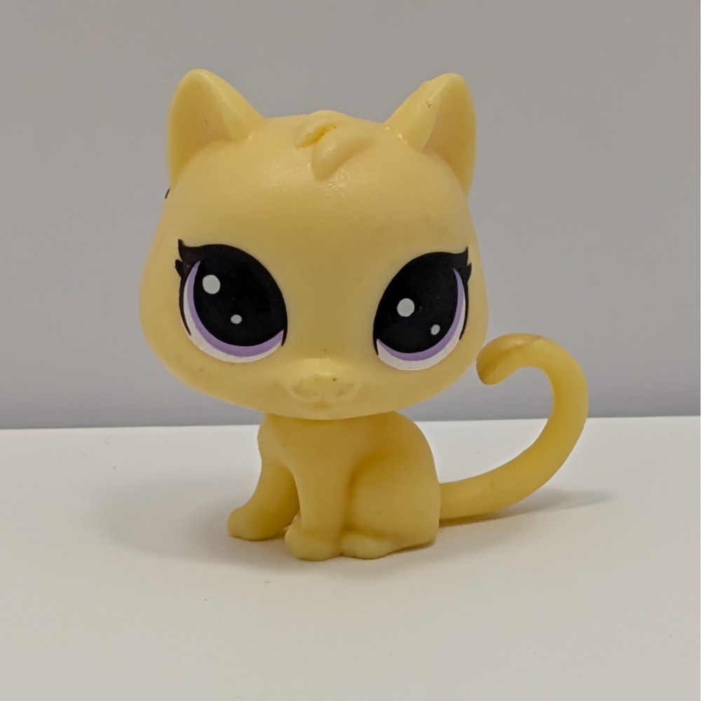 Littlest Pet Shop LPS Entry Level Shorthair Cat Yellow Cream Purple Eyes Hasbro